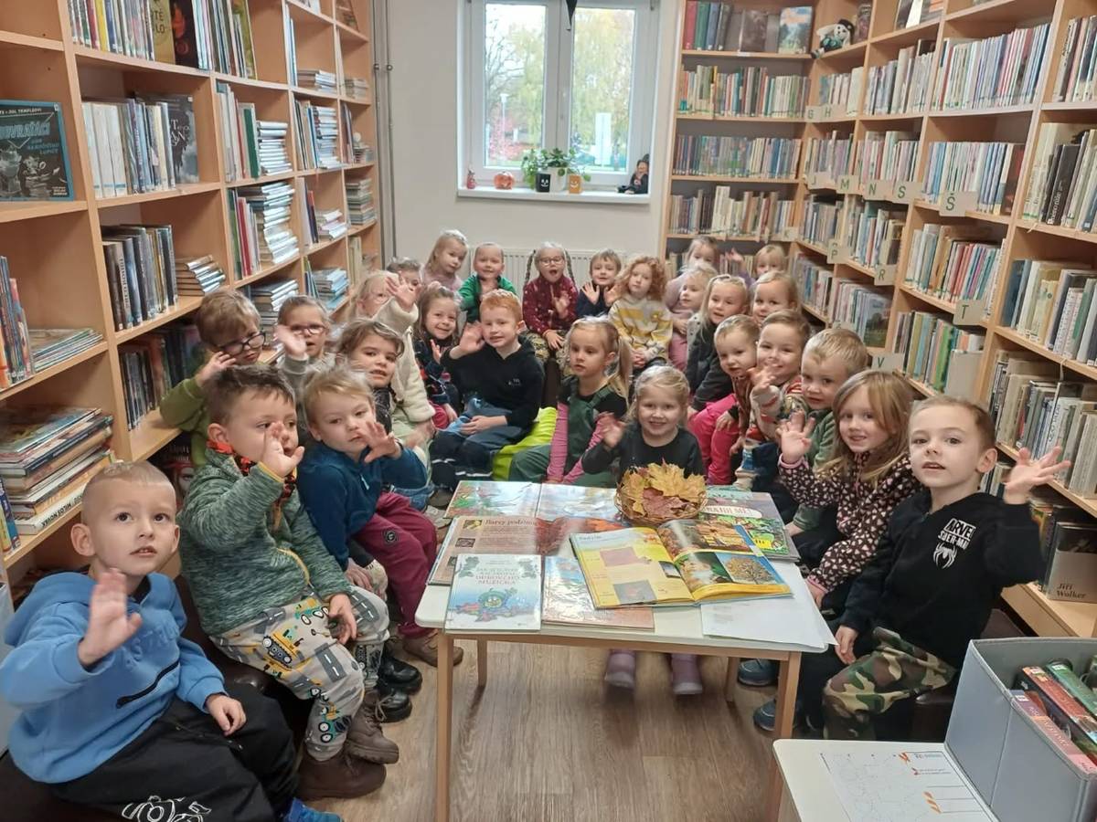 První listopadový týden si děti z růžové třídy mateřské školy a ze školní družiny užily podzimní hraní a čtení. Je skvělé vidět, že děti do knihovny chodí s nadšením a  tvoří si hezký vztah ke knihám a čtení.