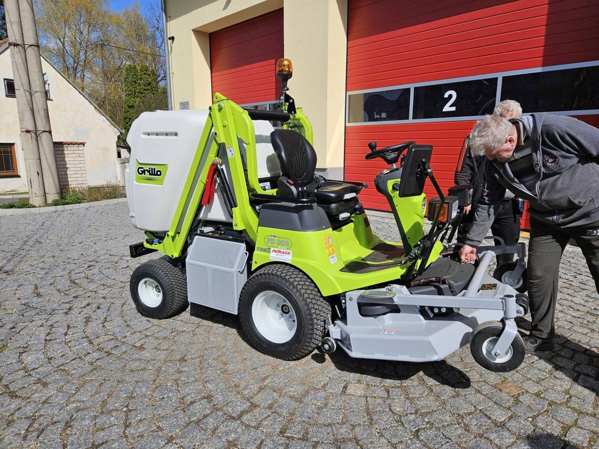 Městys uskutečnil nákup nové velkoplošné sekačky Grillo FD900 4WD v hodnotě 725 880 Kč. Finanční podpora od Státního fondu životního prostředí ČR činí 500 000 Kč a je součástí soutěže Vesnice roku 2023 - Zelená stuha.