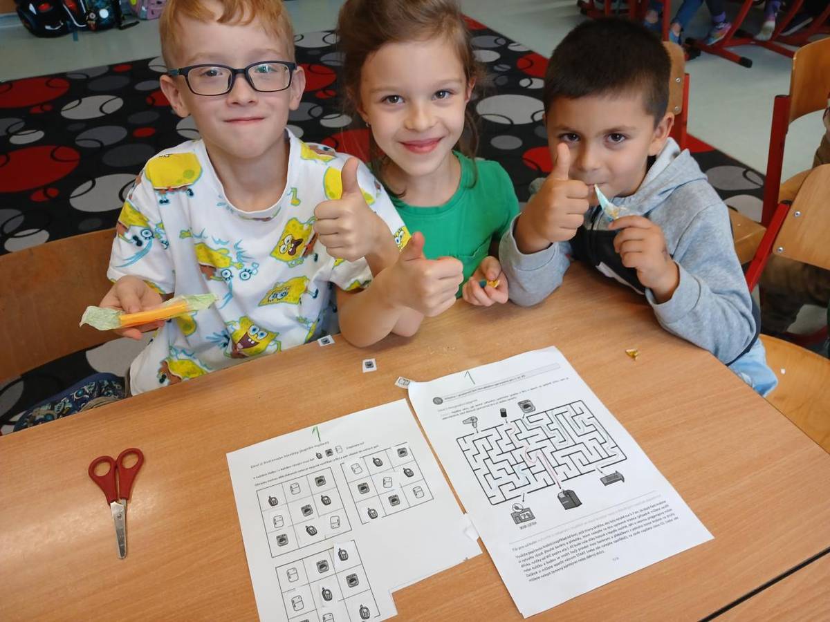 První letošní úkol z programu Recyklohraní nás zabavil na celé deštivé odpoledne.