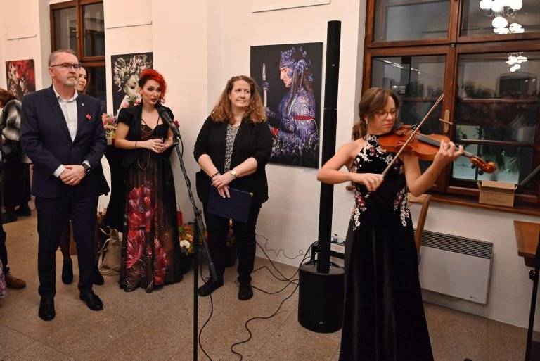 Středeční vernisáží byla zahájena výstava Radky Kunovské "Když květiny promlouvají – Příběhy psané barvou". Výstava je k vidění od 5. listopadu do 8. ledna v Galerii Severní křídlo zámku. Vstup zdarma. Výstava je přístupná v provozní době MěÚ Hranice.