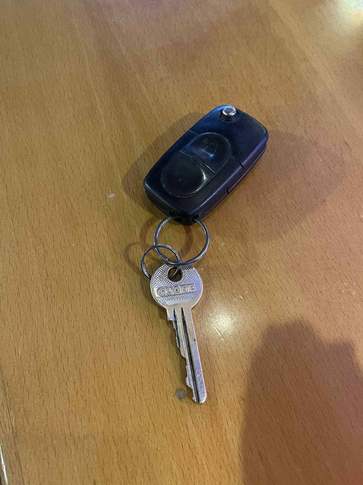 V sobotu byly před restaurací U Luxů ve Slezské ulici nalezeny tyto klíče. Majitel nechť si je vyzvedne ve zmíněné restauraci.