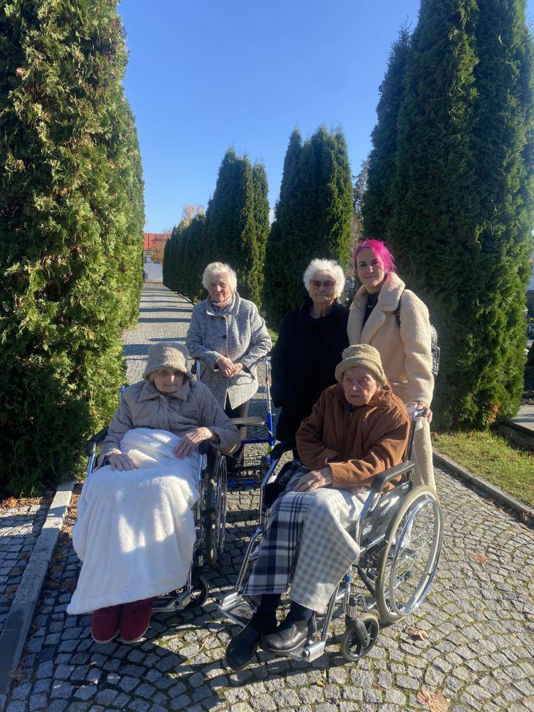 Naši klienti se s doprovodem vydali na procházku na městský hřbitov, aby uctili památku svých blízkých.