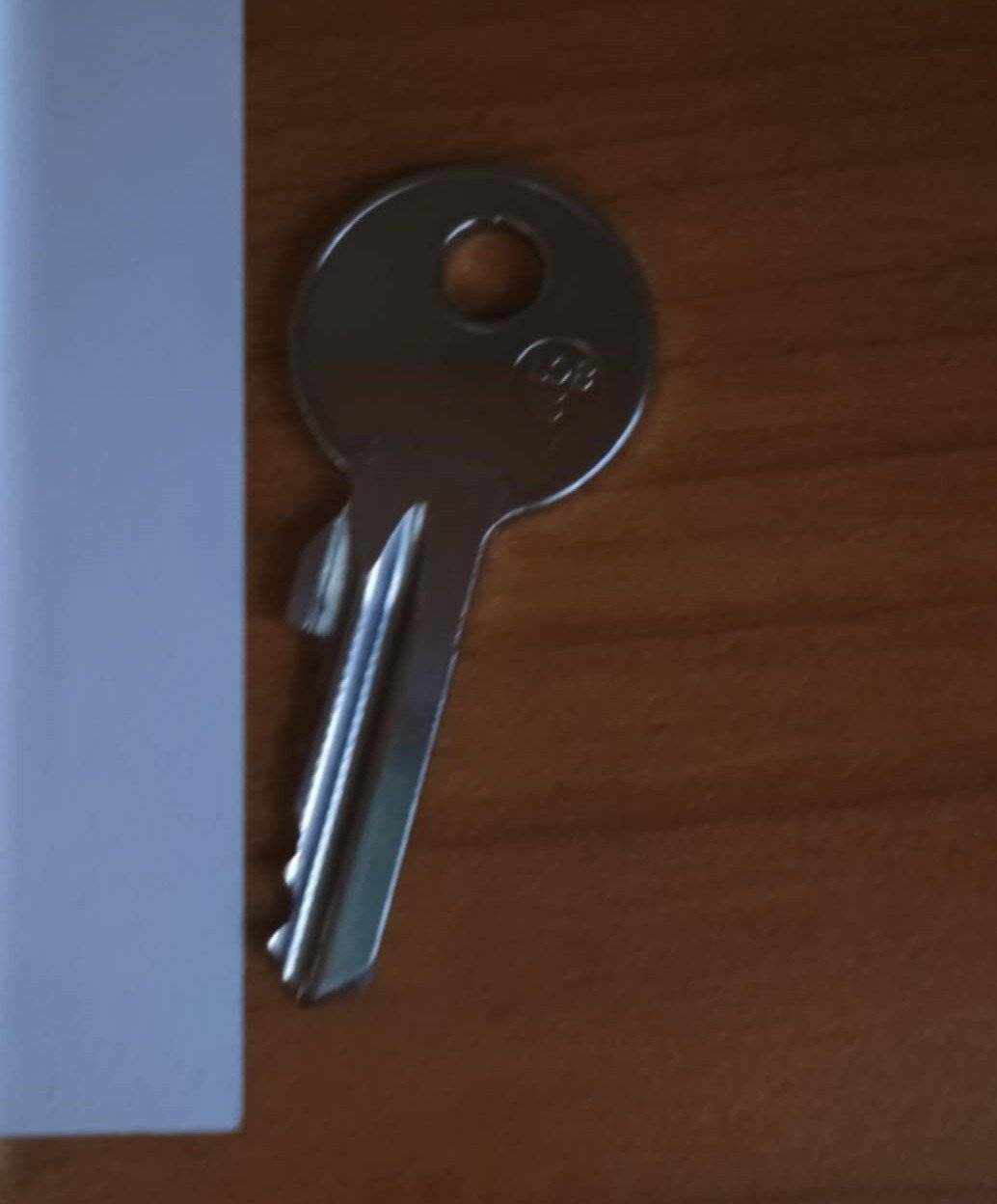 Na konci října byl v potravinách Dana naproti ZŠ Šaratice nalezen klíč (viz foto). Majitel(ka) si jej může vyzvednout přímo v potravinách.