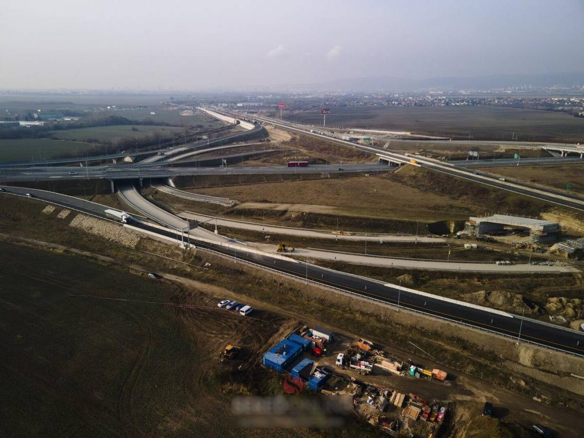 Vážení obyvatelia!    Práce na diaľnici D1 pri Bratislave napredujú aj počas jesenných mesiacov. Pracuje sa na násypoch, protihlukových stenách, retenčných nádržiach, čoskoro bude motoristom odovzdaný most nad potokom Čierna voda.