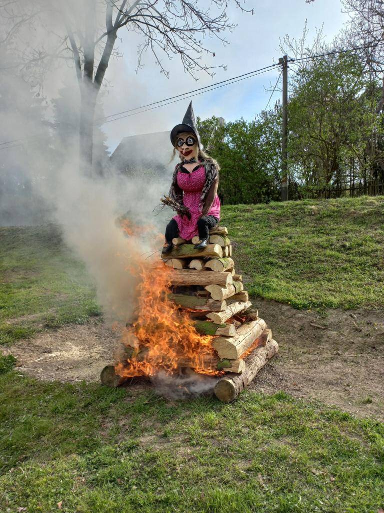 V sobotu 30.4. proběhlo v Litíči úspěšně stavění májky, pálení čarodejnic a zdobení májky v Nouzově. Zároveň jsme do provozu uvedli nová dětská a workoutová hřiště v Litíči a Nouzově. Děkuji všem za pomoc.