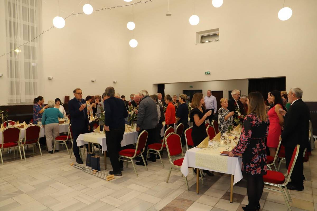 Október je už tradične mesiacom, keď si s osobitnou úctou spomíname na našich starších spoluobčanov. Nie preto, že by si ju zaslúžili len v tomto období, ale preto, aby sme im pripomenuli, že ich múdrosť, skúsenosti a životné príbehy sú pre nás všetkých darom, ktorý si treba vážiť počas celého roka.