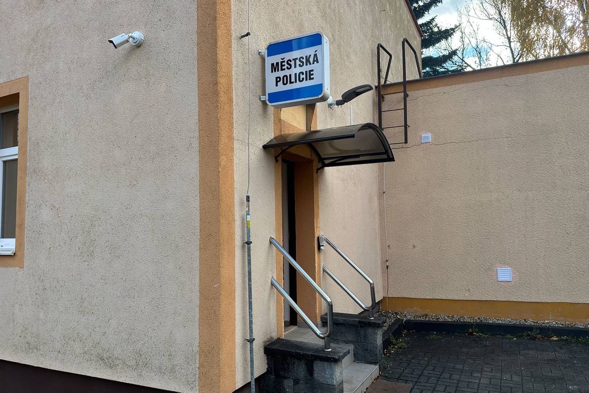 CHODOV (4. 11. 2025) - Od pondělí 3. listopadu sídlí Městská policie Chodov v dočasných prostorách bývalého penzionu Harmonie. Pokud chtějí obyvatelé města zajít na služebnu, musí zamířit právě tam. Důvodem přesunu je rozsáhlá modernizace budovy městského záchranného systému (MZS), která již nevyhovuje současným technickým ani provozním požadavkům. Objekt z padesátých let minulého století dosud využíval původní rozvody elektřiny, vody i tepla. Podle starosty Patrika Pizingera začne samotná rekonstrukce v lednu příštího roku, kdy by měl být vybrán zhotovitel. „Zvenku objekt zůstane víceméně stejný, ale uvnitř projde kompletní proměnou. Vznikne důstojné místo pro styk s veřejností, nové zázemí pro městskou policii a hasiče i oddělené prostory odpovídající jejich režimu práce,“ doplnil starosta. Modernizace přinese také instalaci fotovoltaického systému a nové technologie pro úspornější a efektivnější provoz. Náklady na rekonstrukci se odhadují na téměř 40 milionů korun. Zmodernizovaná budova by měla být dokončena na konci roku 2027. „Pobyt MZS v novém místě v žádném případě neznamená omezení bezpečnosti v Chodově,“ ujistil starosta.