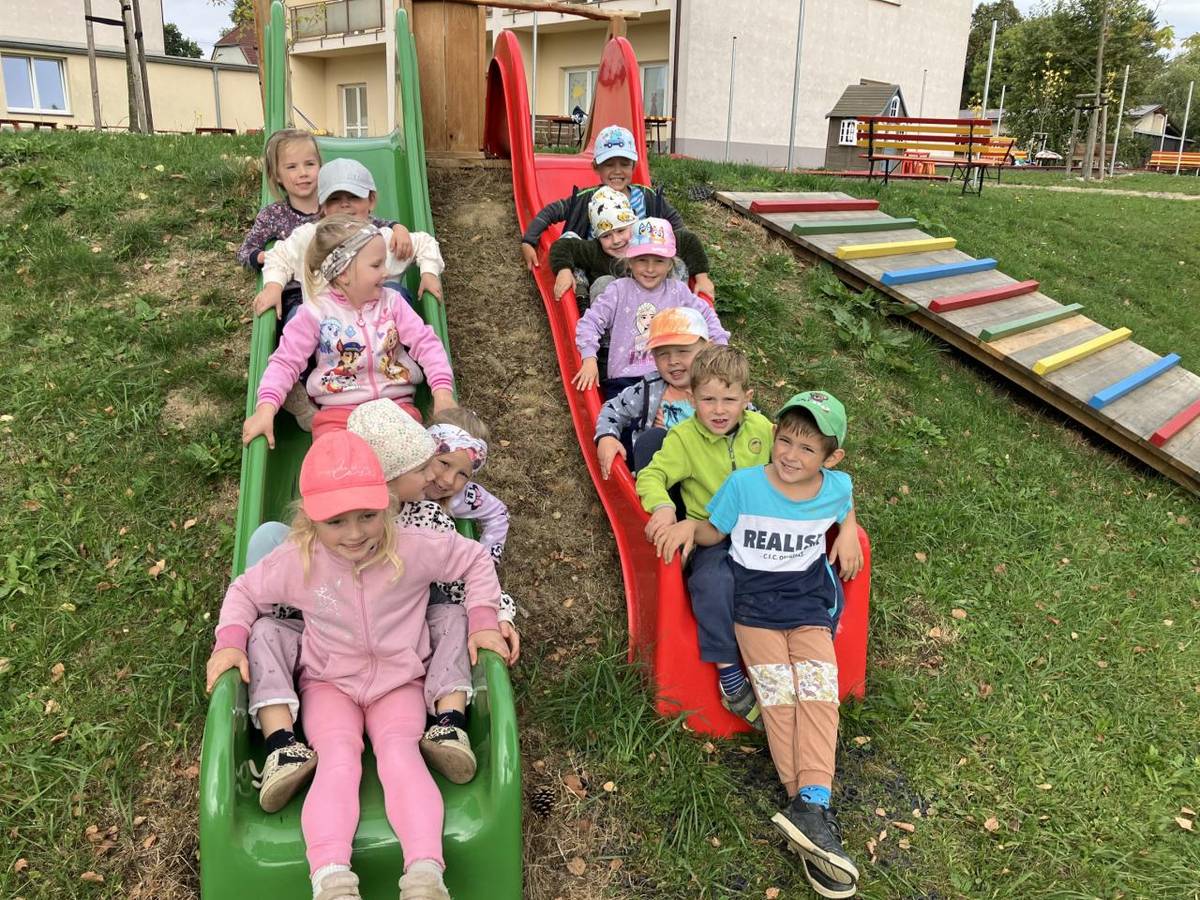 Podzim k nám letos přišel v plné parádě a my jsme si ho ve školce užili všemi smysly!