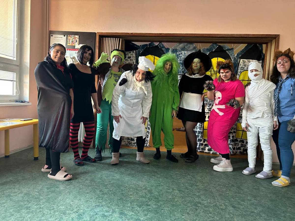 Ve středu 29.října se jídelna i chodba školky převlékla do strašidelného kabátu. Paní učitelky se převtělily do postav z oblíbeného filmu Hotel Transylvánie a přivítaly děti na svých stanovištích s hravými úkoly.