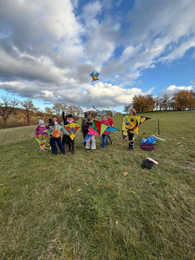 3.11.2025 jsme se opět sešli na turistickém kroužku. Děti si přinesly draky, proto jsme vyrazili na kopec nad Jesenicí, kde opravdu foukalo. Děti i my jsme si pouštění draku užily.