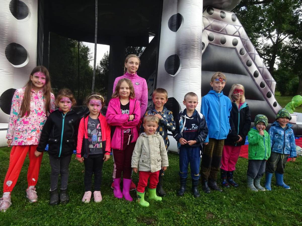 Rozloučení s prázdninami se i přes proměnlivé počasí vydařilo. Připraven byl skákací UFO hrad se skluzavkou, kuličková dráha, lukostřelba, malování na obličej, zvířátka z balónků. Letošní novinkou byl i obří prak. Děti se nenechaly deštěm zaskočit a celou akci si užily. Děkujeme všem za účast!!!