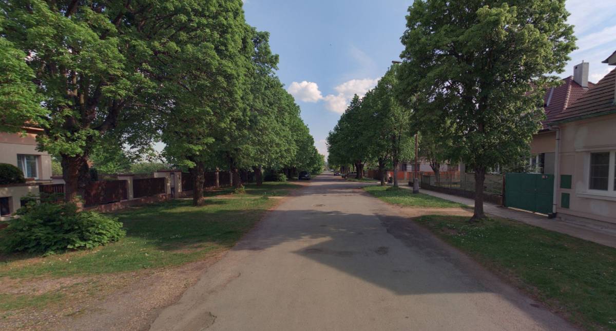 Dovolujeme si Vás informovat, že ve čtvrtek 6. listopadu 2025 od 8:00 bude v ulici Na Vysoké Mezi probíhat ořez stromů. Podle počasí bude ořez rozvržen do více etap. Pokud arboristé nestihnou stromy ořezat ve čtvrtek, vrátí se jiný den. Zásahy budou většího rozsahu kvůli bezpečosti. Prosíme, neparkujte 6. listopadu pod stromy a umožněte arboristům jejich práci. Kvůli špatnému počasí v posledních týdnech nebylo možné práce plánovat s větším předstihem. K práci na ořezu využíváme každý vhodný den. Děkujeme za pochopení a spolupráci