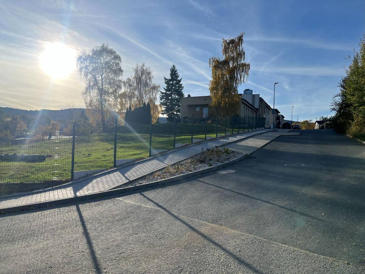 Obec dokončila další z důležitých investic v oblasti bezpečnosti a zvyšování komfortu pro občany – nový chodník v okolí mateřské školy. Celková délka chodníku činí 440 metrů a zahrnuje i několik úprav, které výrazně zpřehlednily a zkulturnily přilehlý prostor.