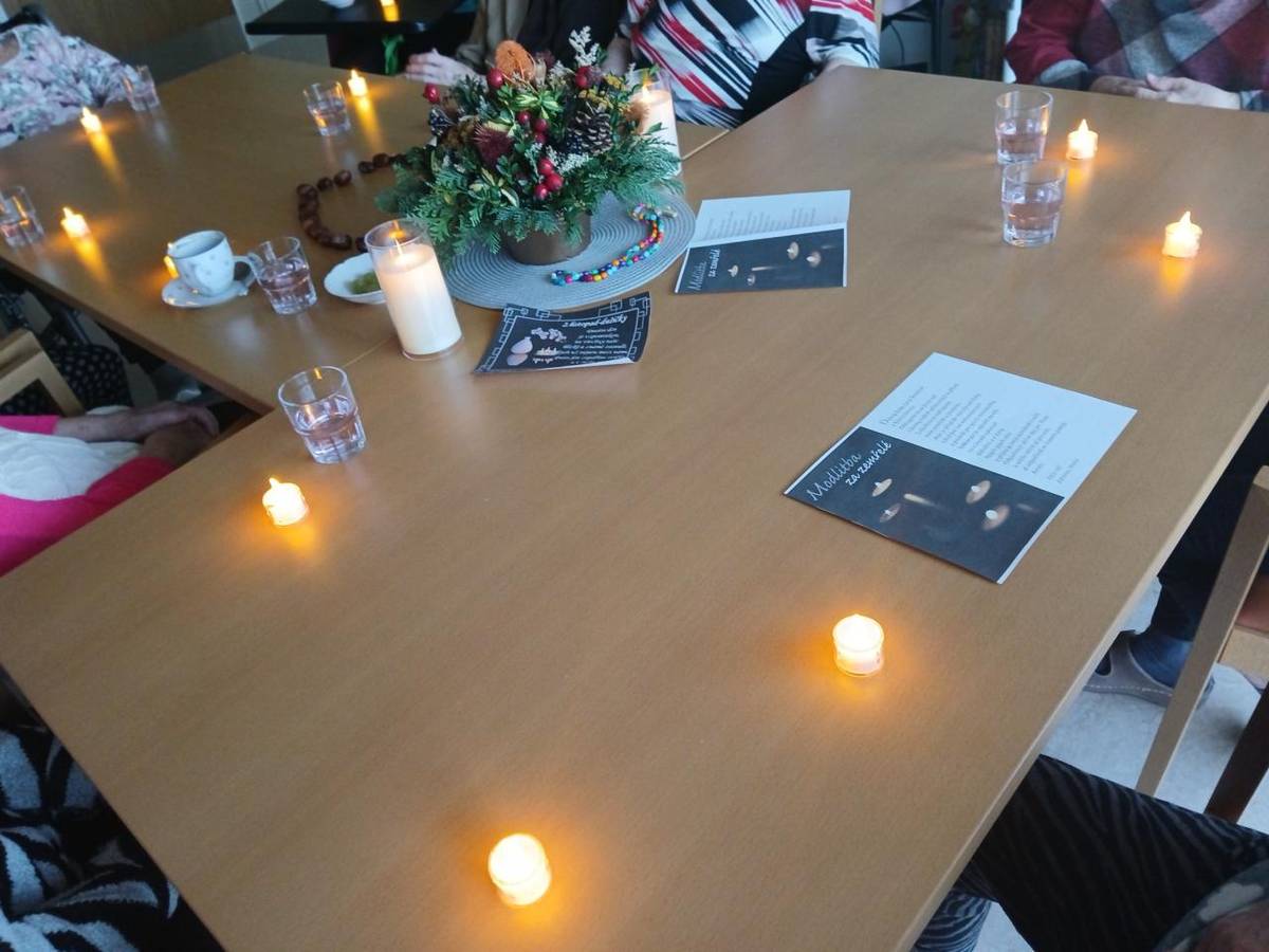 Na začátku listopadu jsme si v domovech pro seniory připomněli Památku zesnulých – Dušičky. Tento den je pro mnohé z nás časem vzpomínek, modlitby a tichého poděkování za životy těch, kteří už nejsou mezi námi.