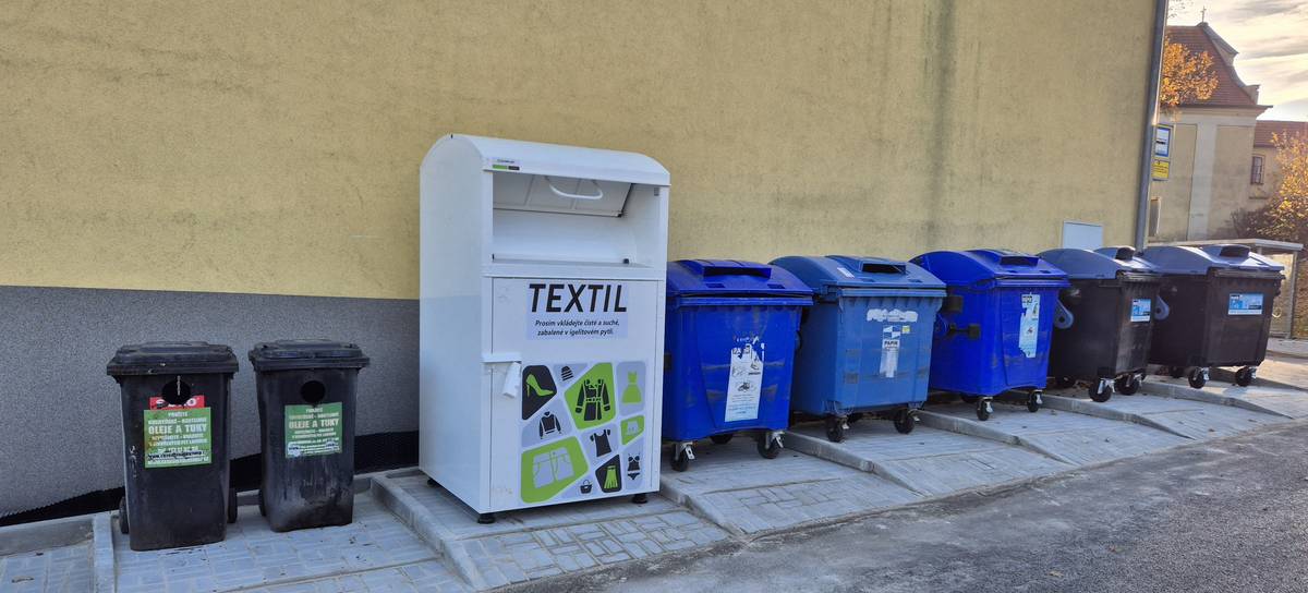 Do kontejneru na olej vyhazují občané maso, kosti, plast...! proto jsou nádoby na jedlý olej přesunuty k OÚ, kde jsou střeženy kamerami.