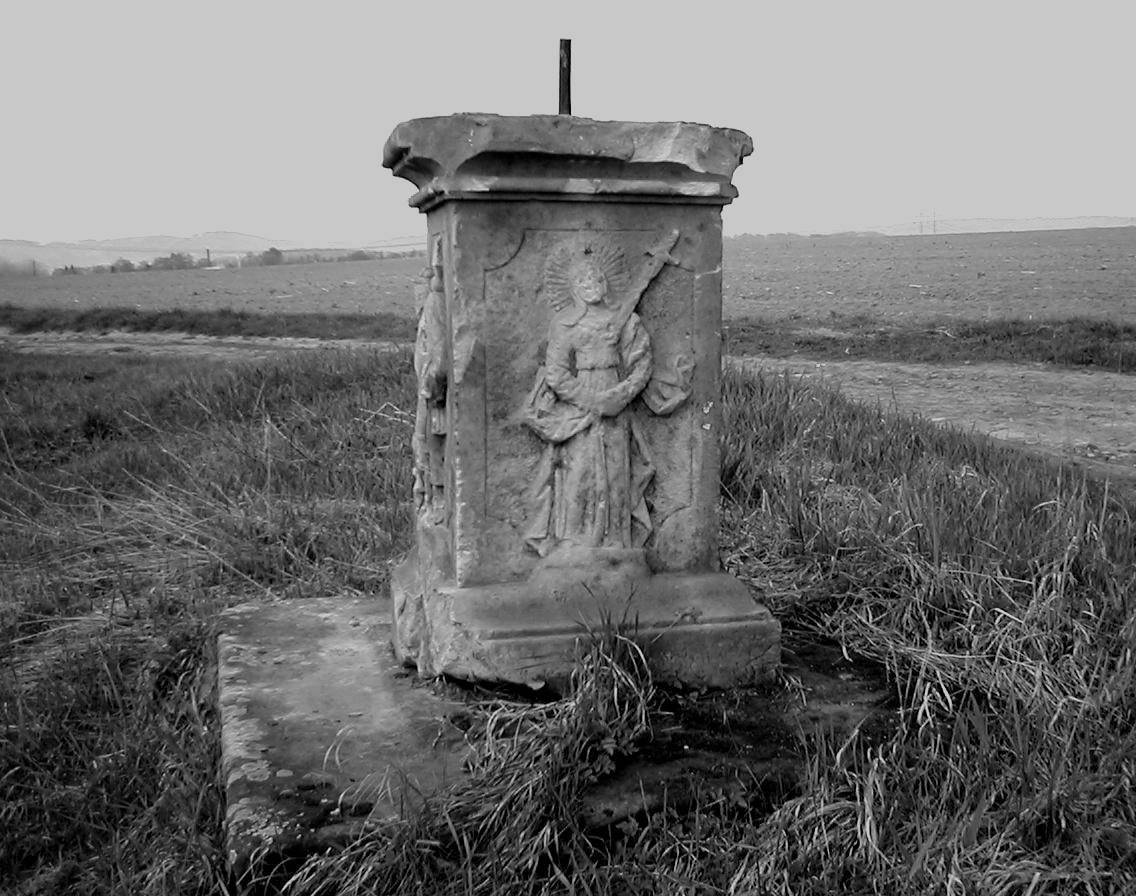 Vážení spoluobčané, další dobrá věc se podařila a torzo podstavce u čp. 20 je opět osazeno sochou Krista na kříži. Akce podpořena dotací nám vykouzlila další zastavení v krajině, které stojí za návštěvu už jen kvůli krásnému výhledu na spodní část obce i Rychnovský vrch ---------------------------------------- Na první fotografii je vše co zbylo z původní sochy, další dvě fotografie ukazují dnešní stav. Zároveň bychom rádi poděkovali Město Lanškroun za darování spodní části sochy, pískovcového kvádru jehož výroba by renovaci značně prodražila. ---------------------------------------- Určitě se běžte podívat a chvilku poseďte, je tam krásně.