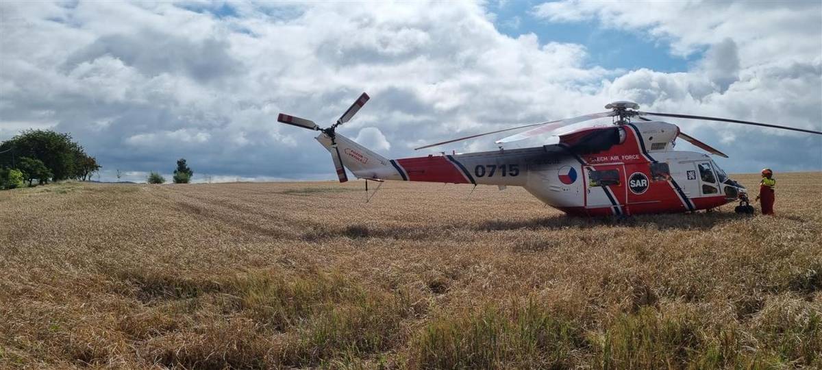 Osobní automobil na střeše se zraněním  Prašný Újezd