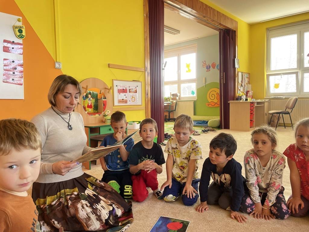 Dnes naší školku navštívila paní učitelka Mlčkovská ze základní školy.