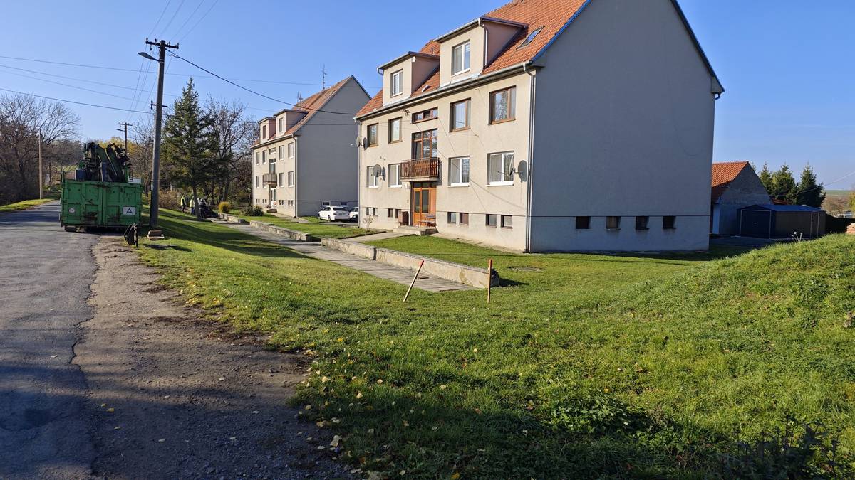 Oznamujeme občanům, že byla zahájena rekonstrukce chodníku u bytovek. Práce potrvají několik týdnů a jejich cílem je zlepšit bezpečnost i pohodlí pro pěší. Celkové náklady na rekonstrukci činí 736 832 Kč, přičemž obec získala dotaci od Jihomoravského kraje ve výši 300 000 Kč. Prosíme obyvatele o trpělivost a zvýšenou opatrnost v okolí stavby. Po dokončení bude chodník zcela nový a bezbariérový. Děkujeme za pochopení a spolupráci!