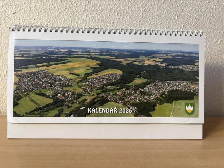 Malá pozornost od obce pro naše občany!  Na Obecním úřadě jsou pro vás připraveny stolní kalendáře na rok 2026.  Přijďte si je zdarma vyzvednout v úřední dny na matriku.