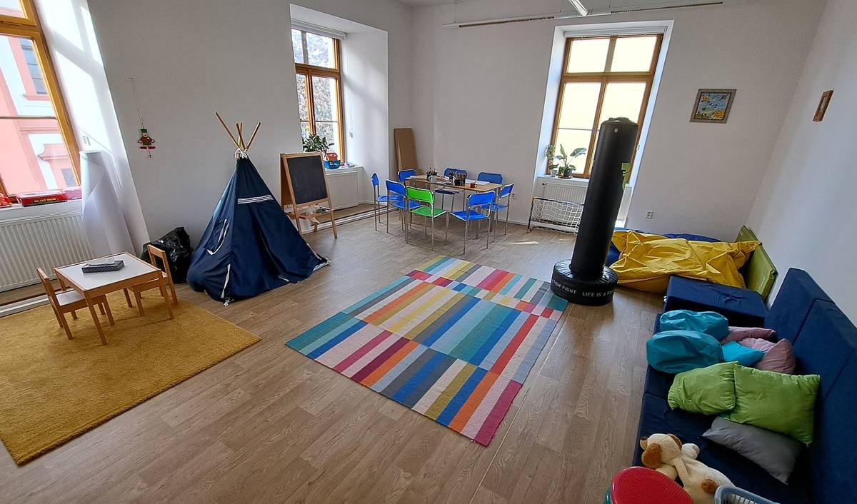 Tým duševního zdraví pro děti a mládež Naděje se přestěhoval z Terezína do Litoměřic. Nově nyní sídlí na adrese Mostecká 13. Vchod do objektu je z druhé strany dvorem z ulice Vavřinecká.  „Jsme moc rádi, že se nám podařilo získat prostory v Litoměřicích, neboť drtivá část našich klientů je právě odtud,“ vyjádřila spokojenost vedoucí litoměřické Naděje Veronika Libišová s tím, že v Terezíně pobočka fungovala od svého založení v roce 2021. Sídlo týmu mohou navštěvovat rodiče s dětmi ve věku od sedmi do osmnácti let, mladiství od 15 do 18 let pak mohou využít služby i bez souhlasu rodičů. Cílovou skupinou jsou děti a dospívající s psychickými obtížemi jako jsou deprese, úzkosti, sebepoškozování nebo poruchy příjmu potravy. Tým také poskytuje podporu rodičům, spolupráci s psychology, psychiatry, školami i zdravotnickými zařízeními. Účastní se také osvětových akcí ve školách, díky čemuž výrazně narostl zájem o jeho služby. V roce 2024 tým pomohl 67 dětem a dospívajícím a zároveň podpořil 98 členů rodin. V letošním roce to je zatím 97 jednotlivců a 45 rodinných příslušníků. Na „čekačce“ je dalších 100 zájemců. „Pracuji s dětmi na táborech již čtyřicet let a zažil jsem nejrůznější problémy, které měly. Velmi proto oceňuji vaši záslužnou práci, za níž vám děkuji,“ sdělil starosta města Radek Löwy, jenž se na pozvání vedení litoměřické Naděje zúčastnil setkání v nových prostorách společně s místostarostou Jiřím Adámkem a vedoucí sociálního odboru městského úřadu Renátou Jurkovou. Tým duševního zdraví pro děti a mládež Naděje je sociální služba daná zákonem. Její činnost je finančně podporována Ministerstvem práce a sociálních věcí ČR, Ústeckým krajem a městy, z nichž jsou její klienti. V případě místního týmu tak jde o Litoměřice, Lovosice, Terezín či Roudnici nad Labem. Dalšími přispěvateli jsou nadace, sbírky i jednotlivci. Jelikož se nejedná o krizovou službu, kontaktovat tým můžete v časově daném úseku, a to od pondělí do pátku od 8 do 16.30 hodin na telefonním čísle 775 889 624. Veškeré informace o činnosti najdete na stránce https://nadeje.cz/litomerice/lt_tdz/    {gallery}02025/tym_duse{/gallery}