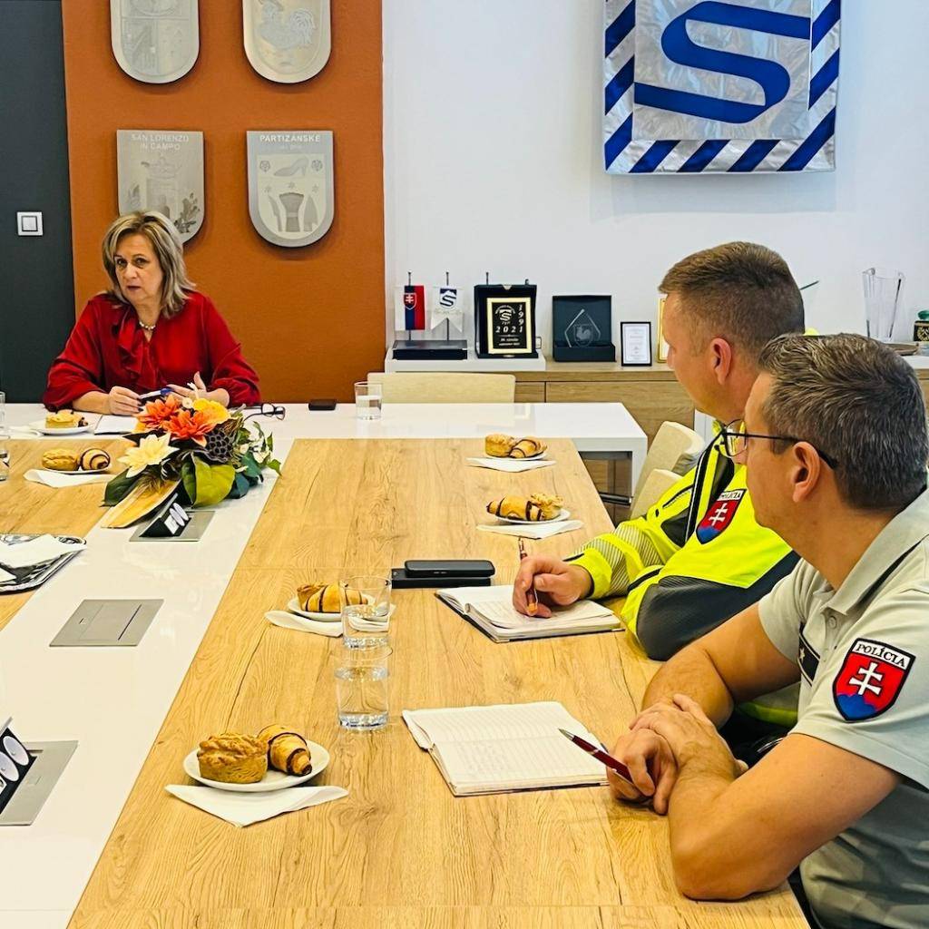 Na základe viacerých podnetov od občanov mesta Svit zvolala primátorka mesta Svit Dáša Vojsovičová pracovné stretnutie zamerané na riešenie aktuálnej dopravnej situácie v meste.