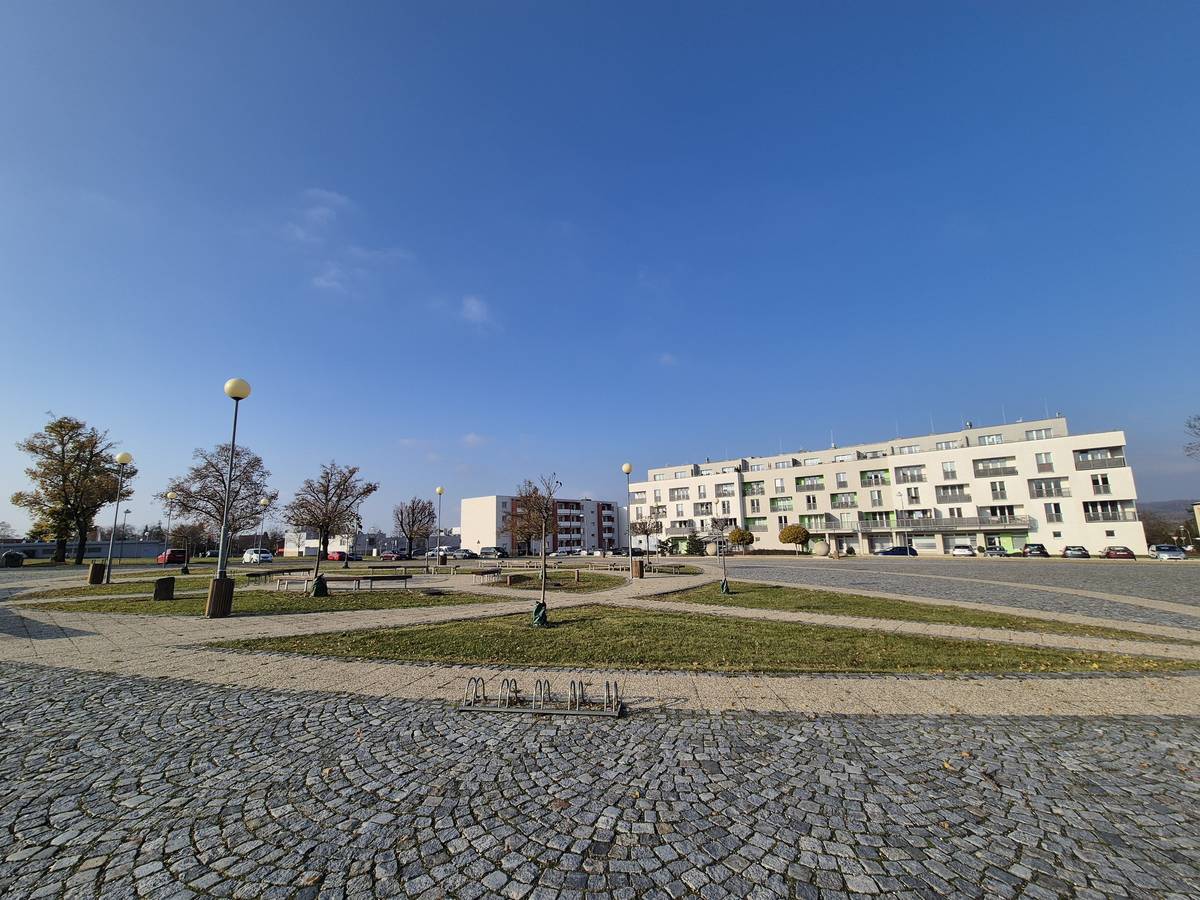 Z betonového prostranství vznikne příjemné místo s novou zelení, stromy a lavičkami. Město spouští projekt, který má proměnit Zelené náměstí v prostor, kde se budou lidé rádi zastavovat a trávit čas.  🍃👫 Cílem je zlepšit mikroklima mezi bytovými domy a celkově prostor ozelenit. V první etapě bude letos vysazeno 8 platanů na místo neprosperujících katalp.  🪵🌳 Více informací najdete zde 👉 https://1url.cz/1JS1j