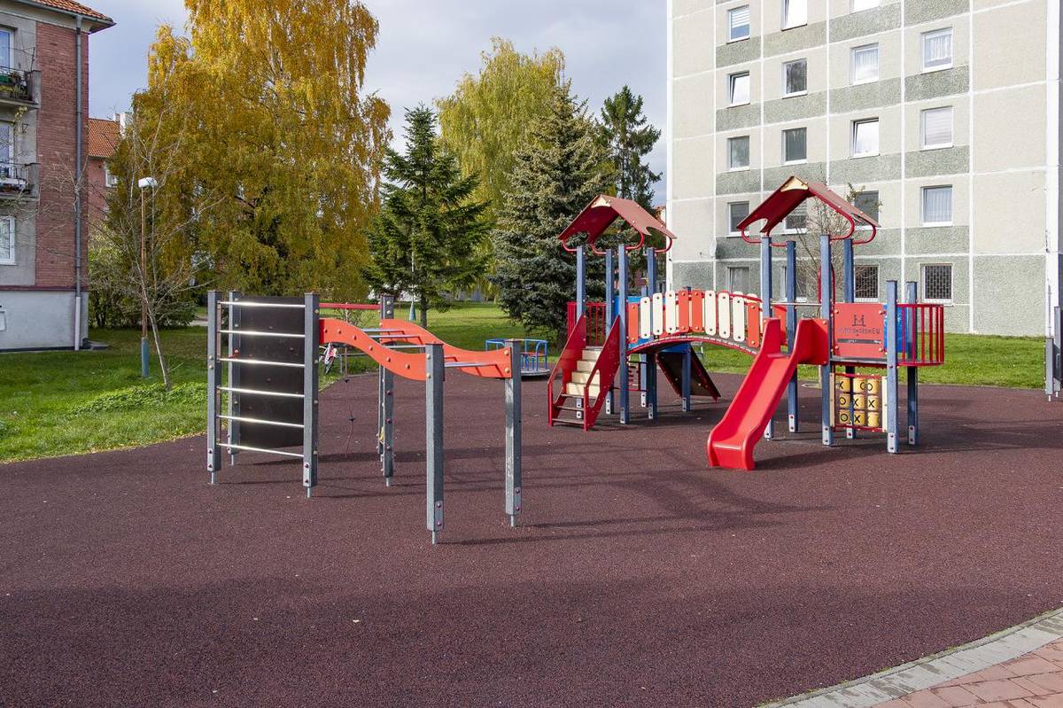 Všímaví občania si počas uplynulého leta určite všimli výrazné opravy mestského mobiliáru. Revitalizácia lavičiek, detských ihrísk a hracích prvkov dosiahla vo Svite nebývalý rozsah, ktorý v našom meste nemá obdobu.