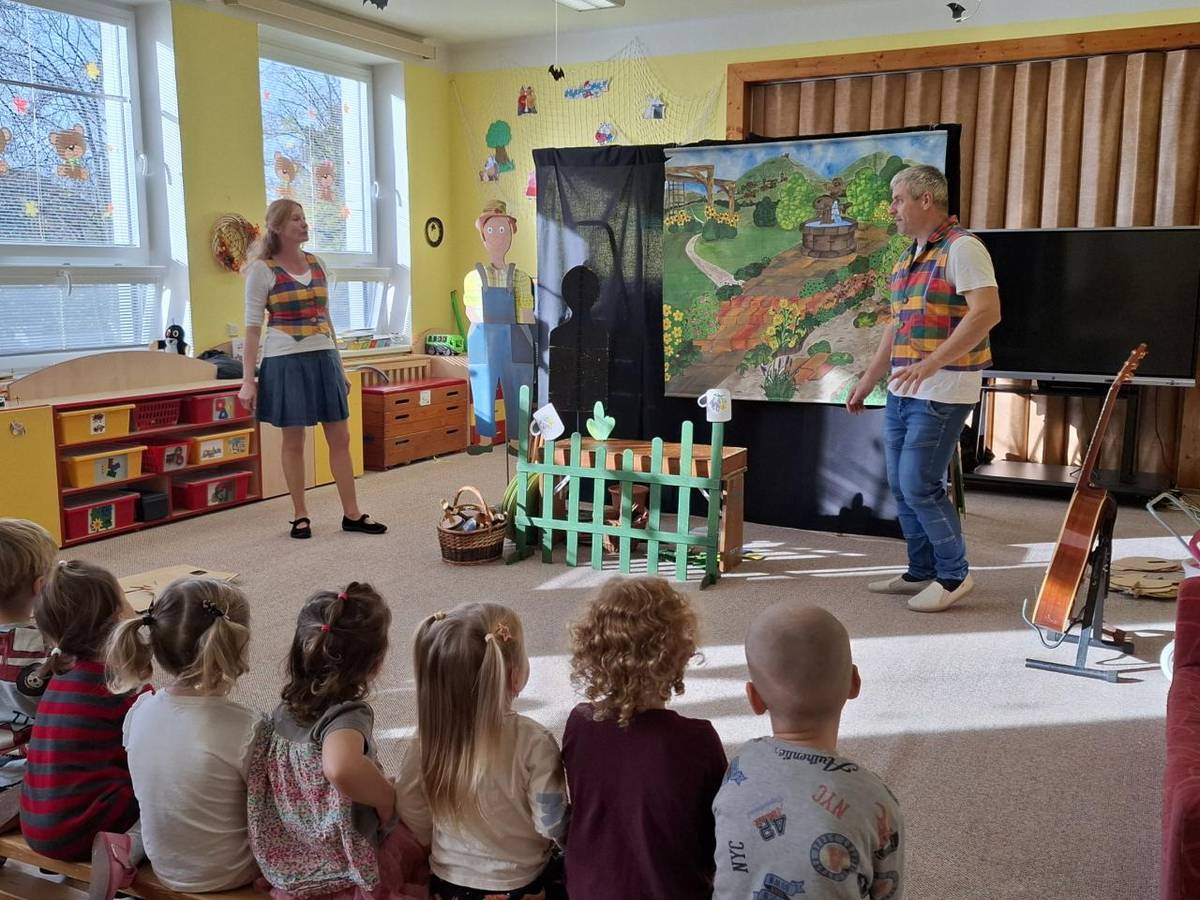 Dne 31. 1O. proběhlo v naší MŠ divadelní představení s písničkami, kde si děti zopakovaly poznatky o zahrádce, ovoci i zelenině.