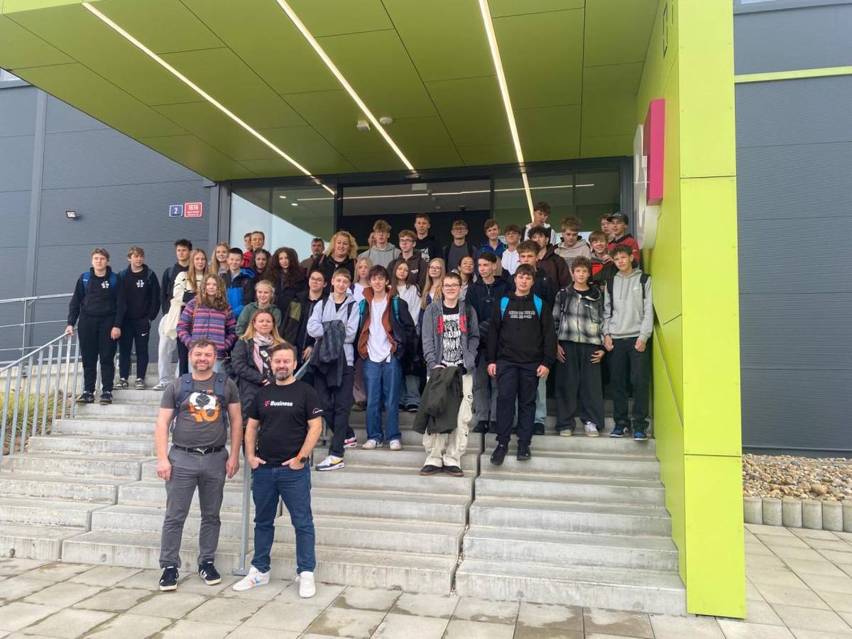 Žáci deváté třídy navštívili datové centrum.