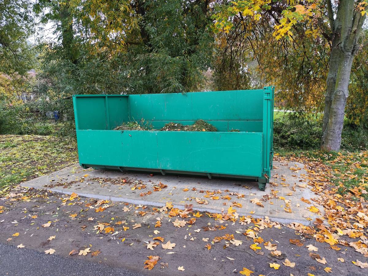 Ve středu 26. listopadu bude poslední možnost uložit bio odpad do zelených kontejnerů a míst k tomu určených. Následně budou kontejnery odvezeny a přistavěny zase na jaře, až obnoví činnost kompostárna. Po tomto datu bude zákaz ukládání bio odpadu a daná místa budou monitorována. Děkujeme za pochopení a udržování pořádku veřejného prostoru.