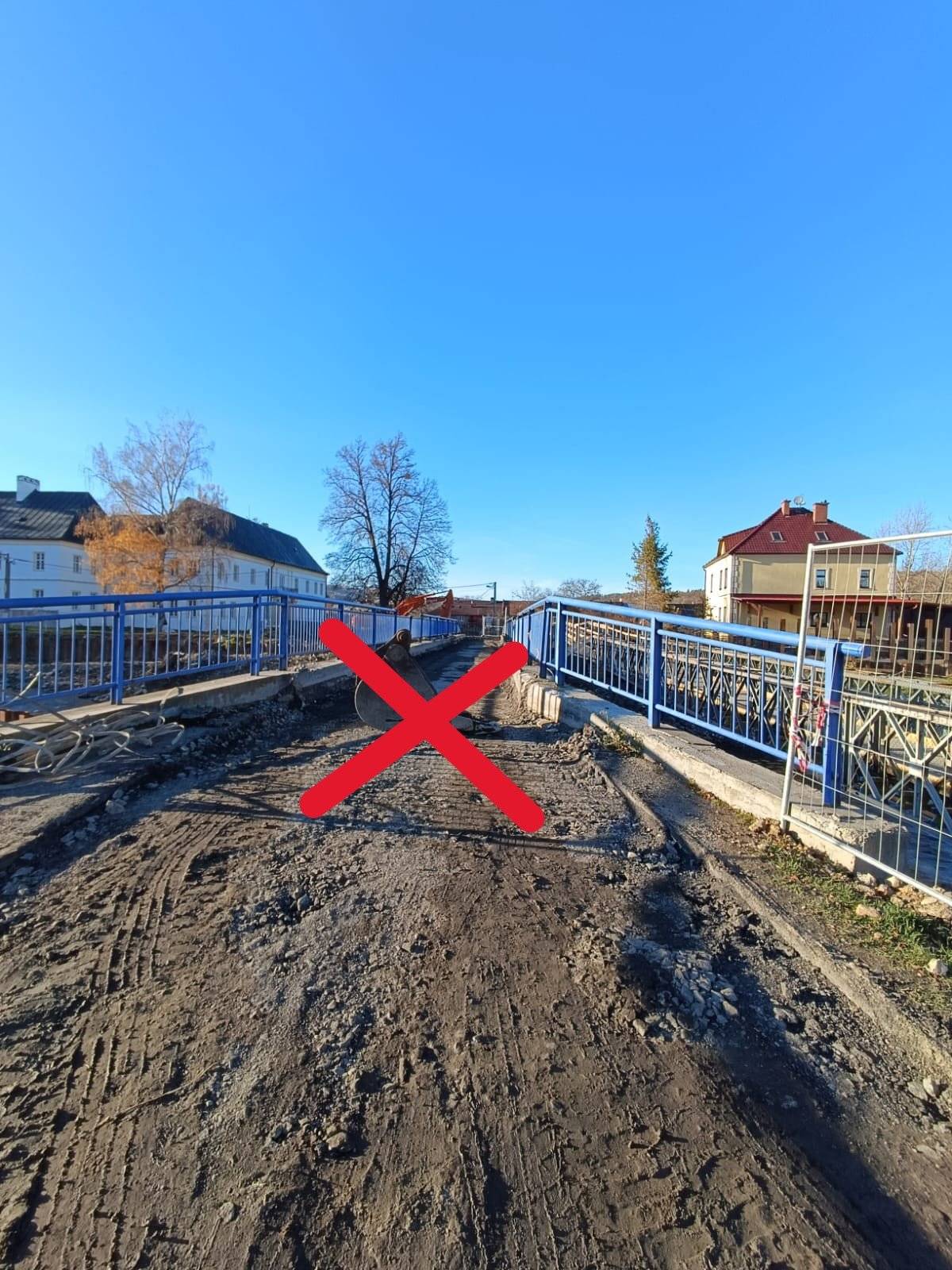 ‼️‼️ Upozorňujeme občany, že ode dneška je nutné využívat výhradně provizorní lávku u jezu. ‼️‼️  Původní most je nepřístupný a přechod přes něj již není možný.   ⚠️ Při pohybu v této oblasti prosím dbejte zvýšené opatrnosti, v okolí probíhá stavební provoz a pohybuje se těžká technika.   🛠️ Dnes byla zahájena demolice mostu a v průběhu příštího týdne dojde k jeho úplnému odstranění.