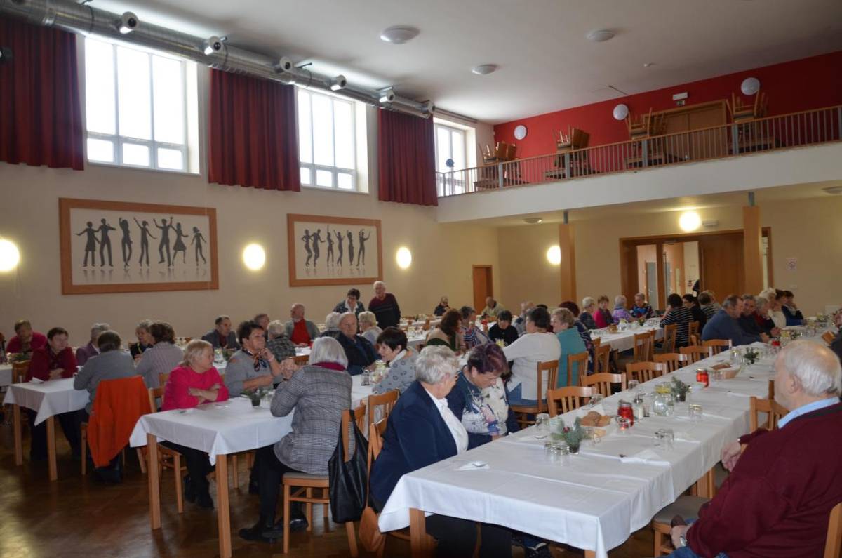 Prosíme seniory, aby se do konce listopadu, přihlásili na OÚ na prosincovou akci Vánoční posezení pro seniory. Děkujeme a těšíme se.