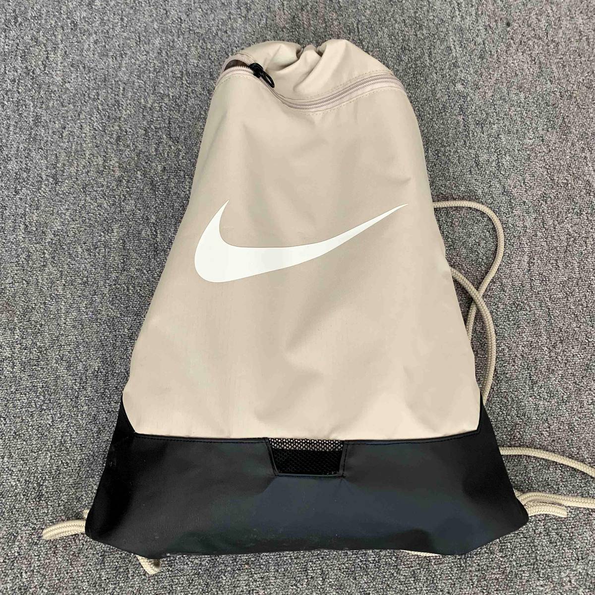 Ve středu 5. 11. byl nalezen v dopoledních hodinách na zastávce u nákupního střediska batoh. Po identifikaci obsahu bude majiteli předán.