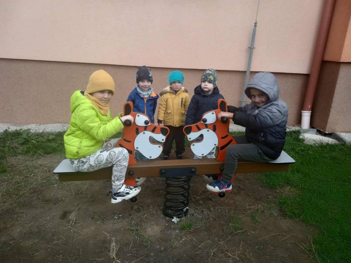 Deti z materskej školy Veľké Ozorovce vedia, že pohyb je pre ich zdravie veľmi dôležitý a osožný, pretože pohybom môžu vyjadriť svoju radosť.