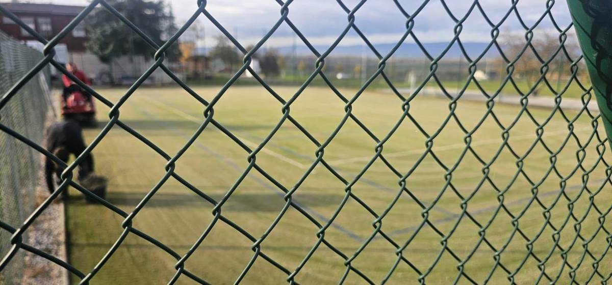 informujeme naše občany, že na multifunkčním hřišti za budovou čp. 42 v Havrani proběhlo profesionální čištění umělého trávníku. Specializovaná firma provedla odstranění mechu a nečistot, doplnění a úpravu křemičitého písku a zároveň aplikovala postřik proti prorůstání trávy a mechu.