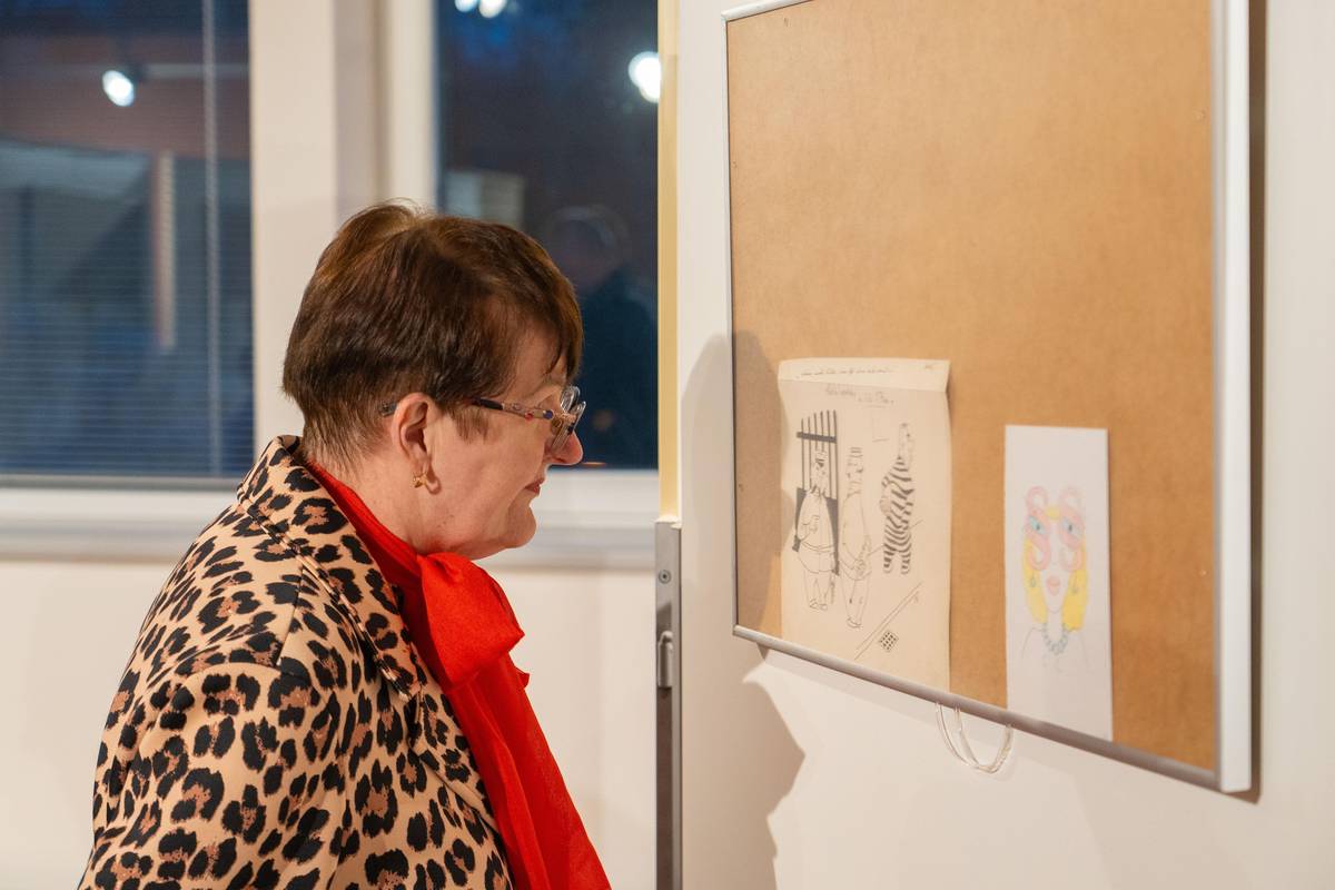 CHODOV (6. 11. 2025) – V prostorách Galerie u Vavřince začala výstava originálních kreslených vtipů, které vytvořili téměř tři desítky nejslavnějších českých kreslířů. Návštěvníci si mohou prohlédnout původní kresby tak, jak je autoři odevzdávali například  do redakcí legendárních časopisů Dikobraz či Mladý svět jako předlohy k otištění. Součástí výstavy jsou nejen samotné kresby, ale také stručné životopisy jednotlivých autorů. Mezi vystavenými díly nechybí tvorba velikánů českého humoru – Jiřího Wintera Neprakty, Vladimíra Jiránka, Dušana Pálky, Stanislava Holého či Vladimíra Renčína. Výstava pochází ze sbírky moderátora Radka Jirgla, který ji osobně představil během vernisáže. Tu navštívil také chodovský uznávaný výtvarník Jiří Jun, jenž si s Radkem Jirglem o vystavených kresbách s chutí popovídal. Výstava je přístupná vždy v úterý, čtvrtek a neděli od 14 do 17 hodin a potrvá do 14. prosince 2025.