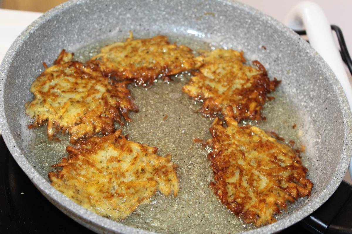 V rámci našeho dopoledního programu jsme si společně užili voňavou a chutnou aktivitu – přípravu křupavých bramboráčků.    Naši klienti se s chutí zapojili do přípravy těsta i samotného smažení. Brzy se celým zařízením linula neodolatelná vůně česneku a čerstvě usmažených bramboráčků.