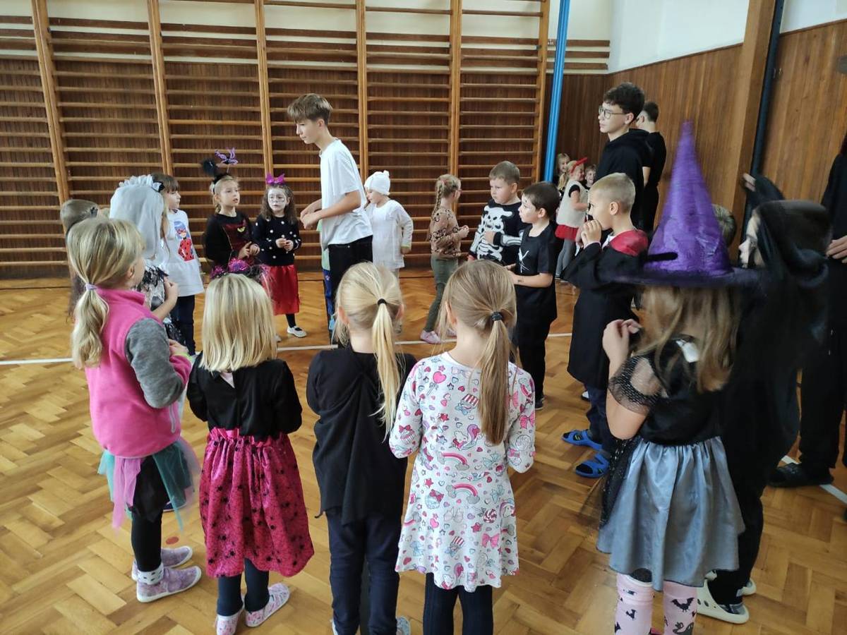 V pondělí 3. 11. jsme si ve škole hezky zařádili při halloweenském rojení. Děti totiž do školy dorazily ve strašidelných maskách, což jsme museli využít. A tak se v tělocvičně soutěžilo a řádilo. Nejhezčí masky byly oceněny diplomem, který tvořily naši páťáci! :-)