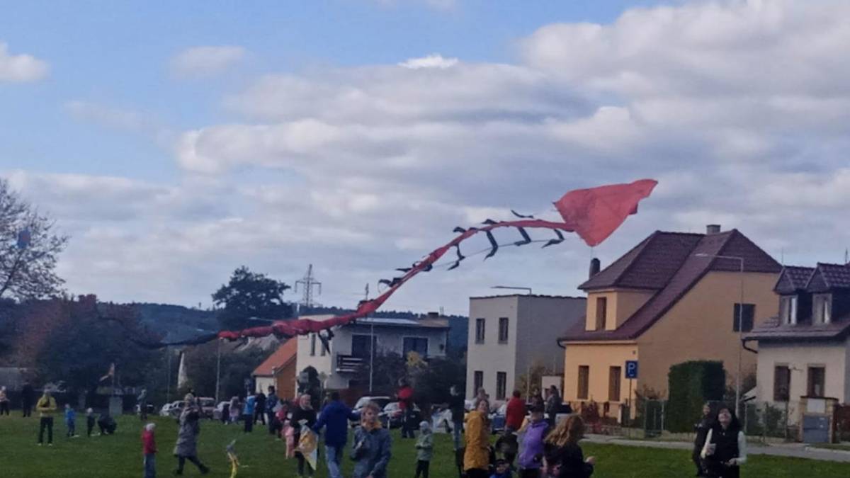V sobotu 18. října 2025 uspořádalo naše SRPŠ tradiční drakiádu. Všichni si užili krásné podzimní odpoledne plné zábavy a soutěží.