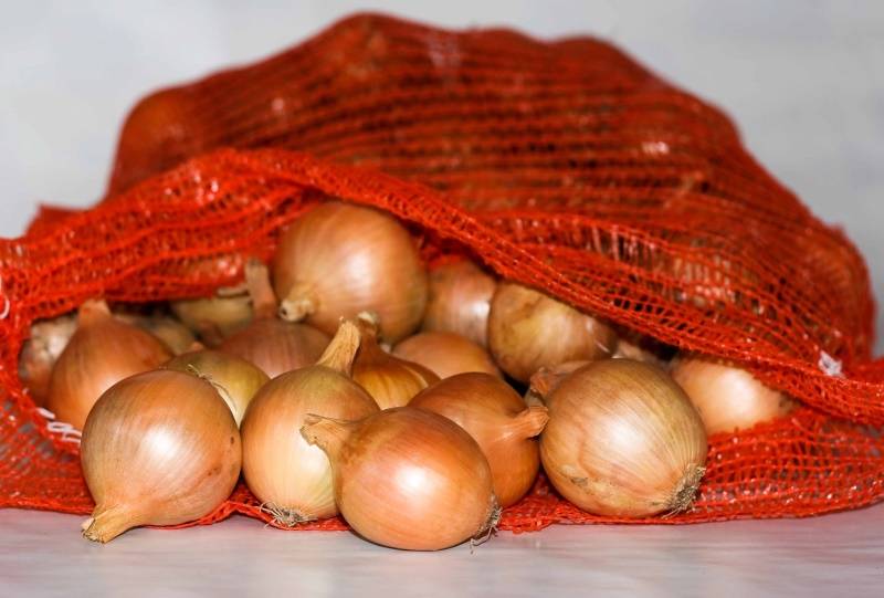 Zemědělské družstvo Všestary oznamuje, že byl zahájen prodej Všestarské cibule. Cibuli žlutou i červenou je možné zakoupit v prodejně Vitaltech v Rozběřicích.