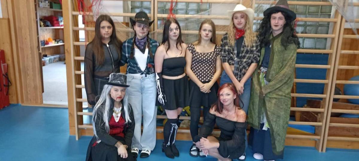 I páteční den byl ve znamení Halloweenu. Žáci 9. třídy si připravili tvořivé dílničky a originální halloweenské úkoly pro prvňáčky a druháčky.