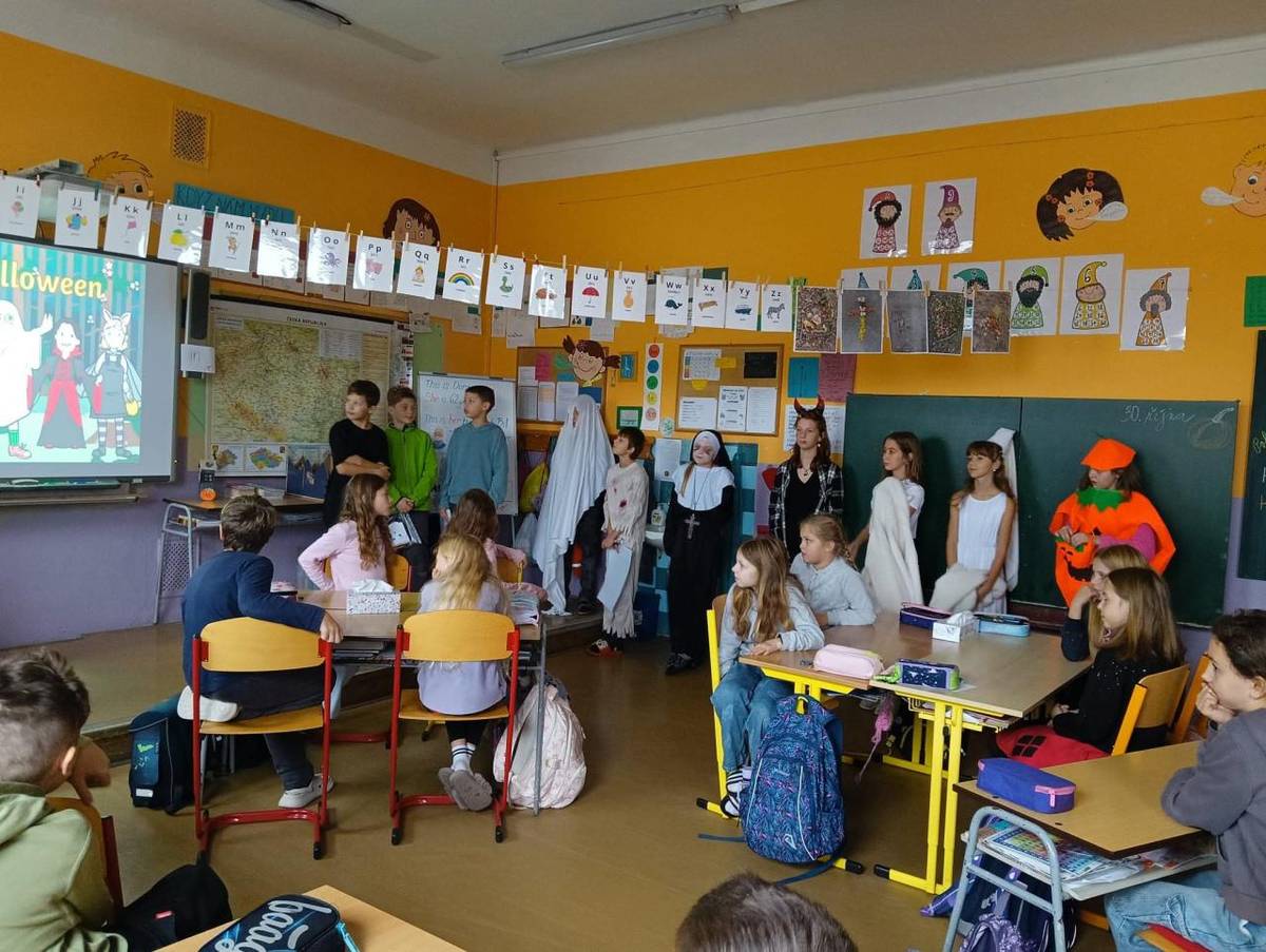 Žáci 5. třídy si připravili Halloween pro třeťáky a čtvrťáky. A pro páťáky si zase připravili povídání a úkoly žáci 9. třídy.