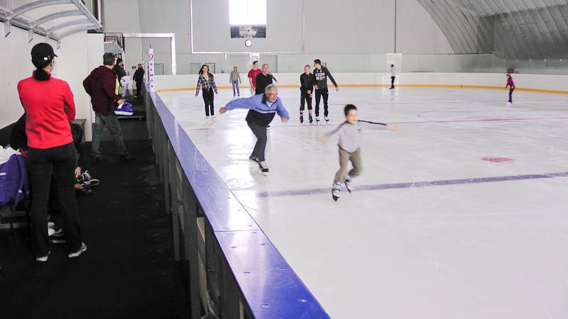 Vážení občania hokejový oddiel Lehota Oilers Vás srdečne pozýva na spoločné korčuľovanie s rodinami, ktoré sa bude konať v sobotu 8. novembra 2025 o 19:45 hodine na ľadovej ploche v hale na Škultétyho ulici na Klokočine. Ľadová plocha je rezervovaná na jednu hodinu a vstup je voľný.