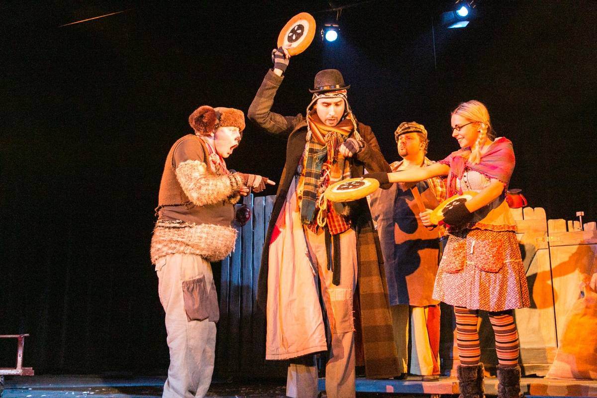 Divadlo Horní Počernice neděle 9. listopadu v 15 hod Divadlo AHA! Pohádka o potulném medvědáři, jeho malém medvídkovi a přátelském strašidlu.