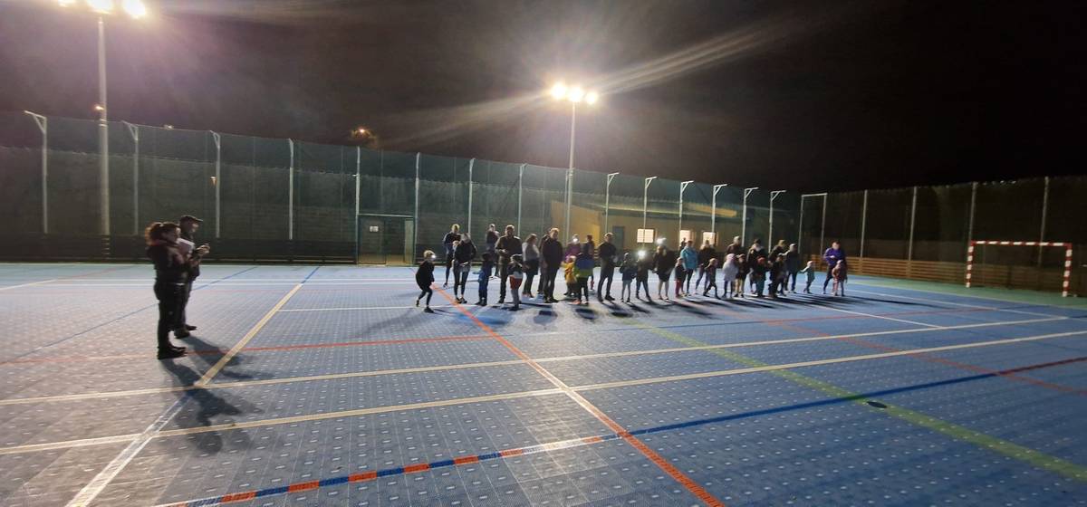 Až do 17. listopadu si můžete projít trasu, po které ožily pohádky při sobotním večerním běhu. 📍 Mapy i kartičky najdete u budovy obecního úřadu – a pokud dojdou, dejte nám vědět. Využijte hezký den k procházce, světýlkům i úkolům, které potěší malé i velké. 📸 Zároveň se můžete podívat na fotografie z pohádkového podvečera plného světel a úsměvů.