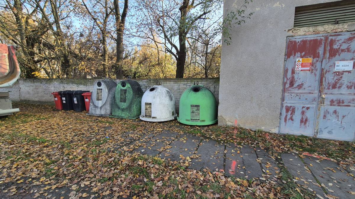 Z důvodu revitalizace náměstí byly dočasně přesunuty kontejnery od hasičské zbrojnice a bývalého střediska k trafostanici směrem k výstavišti. A jelikož jsme si vědomi, v jakém jsou nádoby stavu, tak jsou všechny kontejnery v Hostomicích již nějakou dobu objednány a čekají na čistění.