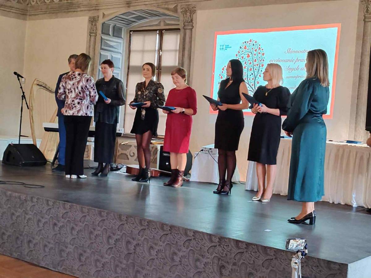 Žilinský samosprávny kraj, v zastúpení pani predsedníčkou Ing. Erikou Jurinovou a pani riaditeľkou odboru sociálnych vecí Úradu ŽSK Ing. Ivetou Ďurišovou, MBA, oceňujú pracovníkov v sociálnych službách Žilinského samosprávneho kraja.