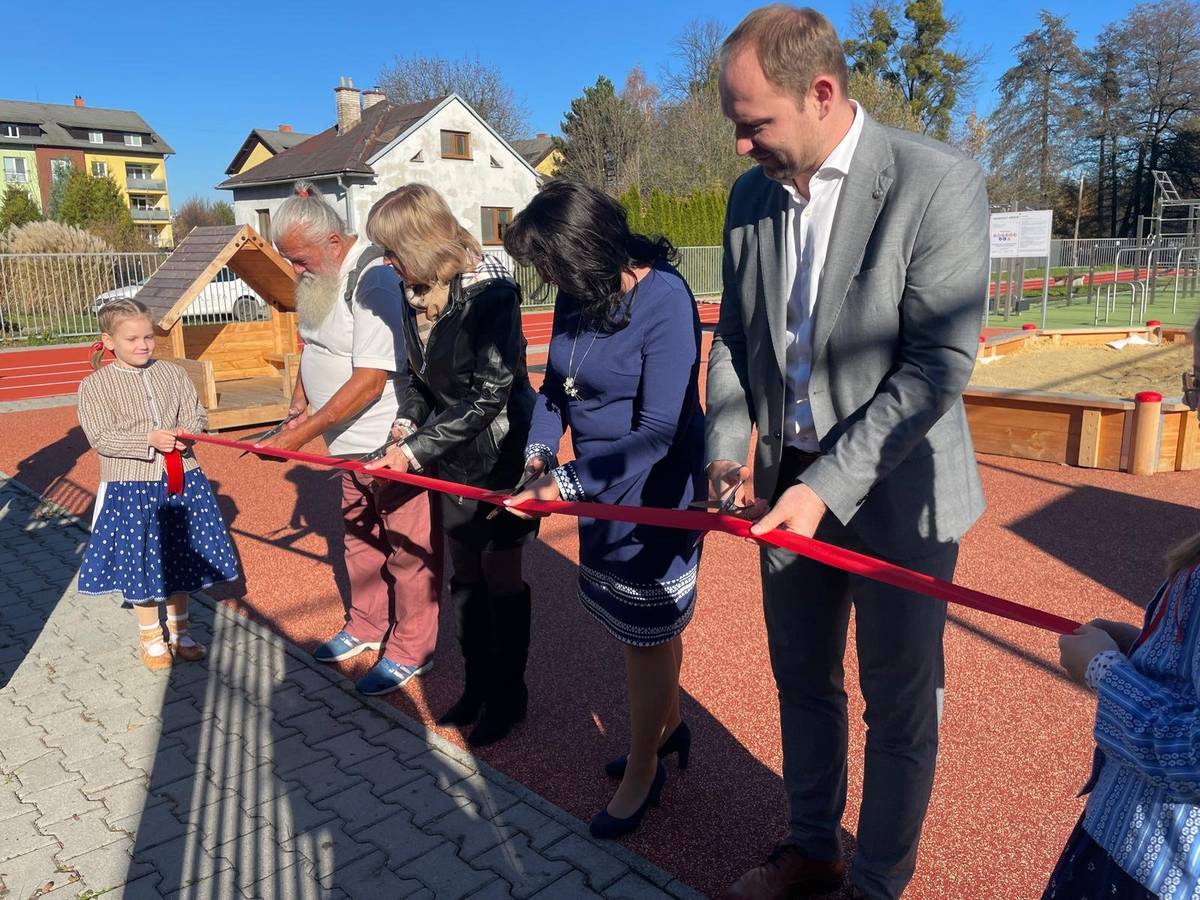 Dnes se u Základní školy na ulici Komenského ve Frýdlantě nad Ostravicí uskutečnilo slavnostní otevření zcela nového školního hřiště. Po měsících příprav a stavebních prací se děti konečně dočkaly moderního prostoru, který bude sloužit nejen při hodinách tělesné výchovy, ale také pro různé volnočasové a sportovní aktivity. 🎈  Slavnostní pásku společně přestřihli ředitelka školy Mgr. Anna Matějová, starostka města Helena Pešatová, místostarosta David Pavliska a projektant Ing. Vladimír Hampl, který stál u návrhu i samotné realizace projektu. ✂️ Červenou pásku držely s úsměvem holčičky z Lašánku, které dodaly celému okamžiku krásnou a dojemnou atmosféru. 💖  ✨ Nové hřiště nabízí moderní sportovní plochy, bezpečný povrch a prostor pro různé hry i soutěže. Co je ale opravdu výjimečné – projekt nebyl financován z žádných dotací, ale plně z rozpočtu města Frýdlant nad Ostravicí. 👏 To dokazuje, že město myslí na své děti a aktivně investuje do jejich pohybu, zdraví a radosti. 💪  Po přestřižení pásky si hřiště přišli osobně vyzkoušet zástupci města, vedení školy i samotné děti, které si nové prvky s nadšením otestovaly. 🏃♀️🏃♂️  A jak to celé vypadalo? 📸 Koukněte sami – dnešní atmosféra byla plná úsměvů, radosti a nadšení. ❤️