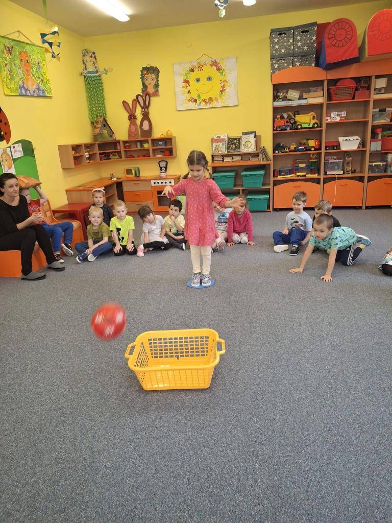 Broučkové cvičí a plní úkoly ze Sokolíka